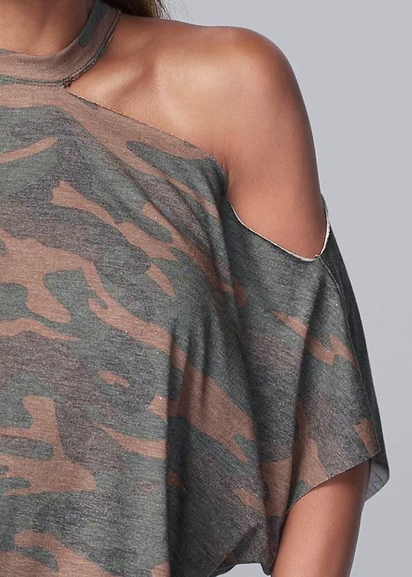 Detail front view Camo Lounge Top