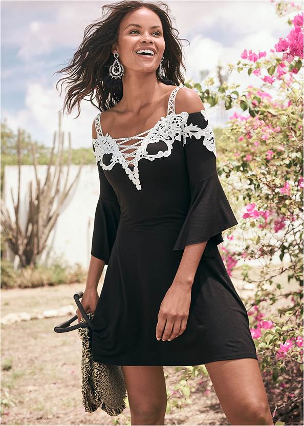 Cold-Shoulder Lace Dress,Animal Chain Crossbody Bag