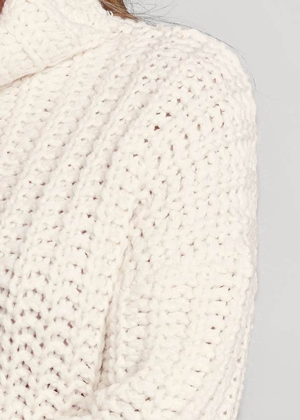 Detail front view Chunky Knit Turtleneck
