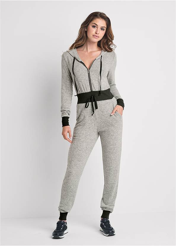 Hacci Color Block Jumpsuit,Lace-Up Star Sneakers,Quilted Sneakers,Hoop Earrings