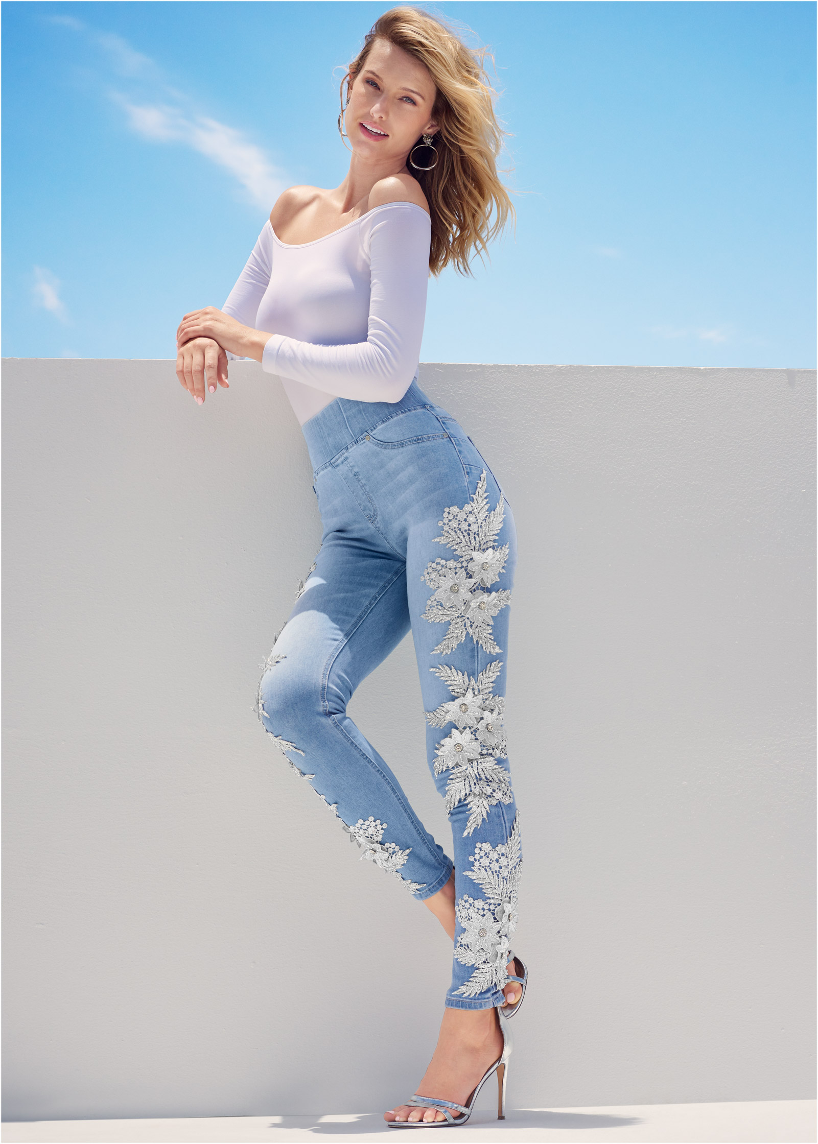 Floral Embellished Jeggings in Light Wash - Denim | VENUS