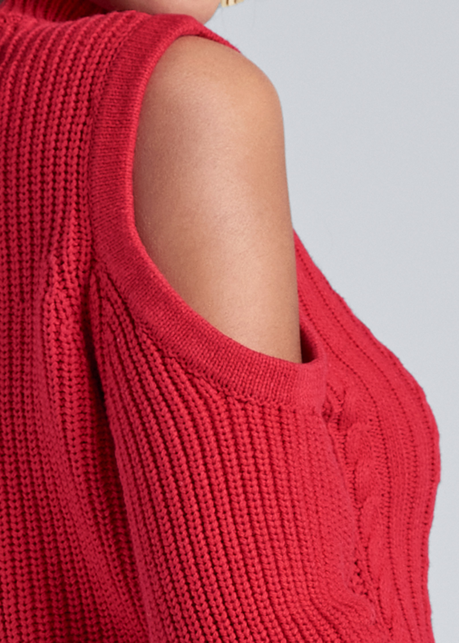 Cold shoulder sweater in Red VENUS