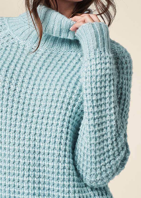 Detail front view Waffle Stich Turtleneck