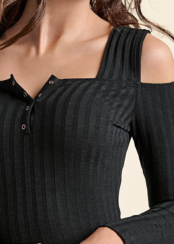 Detail front view Cold-Shoulder Ribbed Top