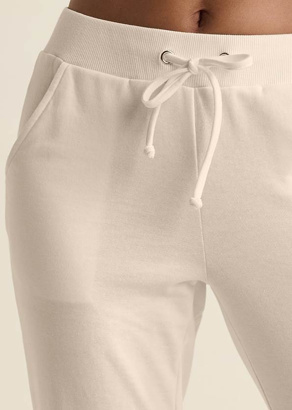 Detail front view Comfort Kit Joggers